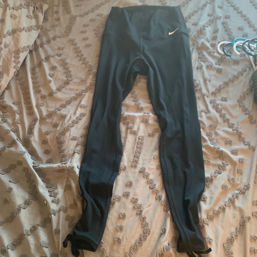 Nike leggings with tie bottoms only worn once… too small for me